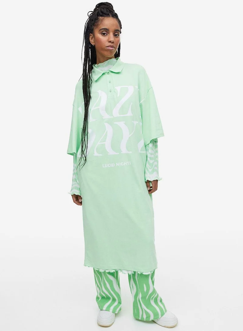 اتش اند ام فستان بطبعات جرافيك وياقة بأزرار